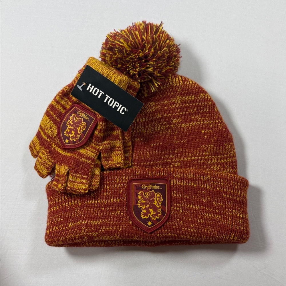 Hot Topic Gryffindor Hat and Gloves Set - Red and Gold